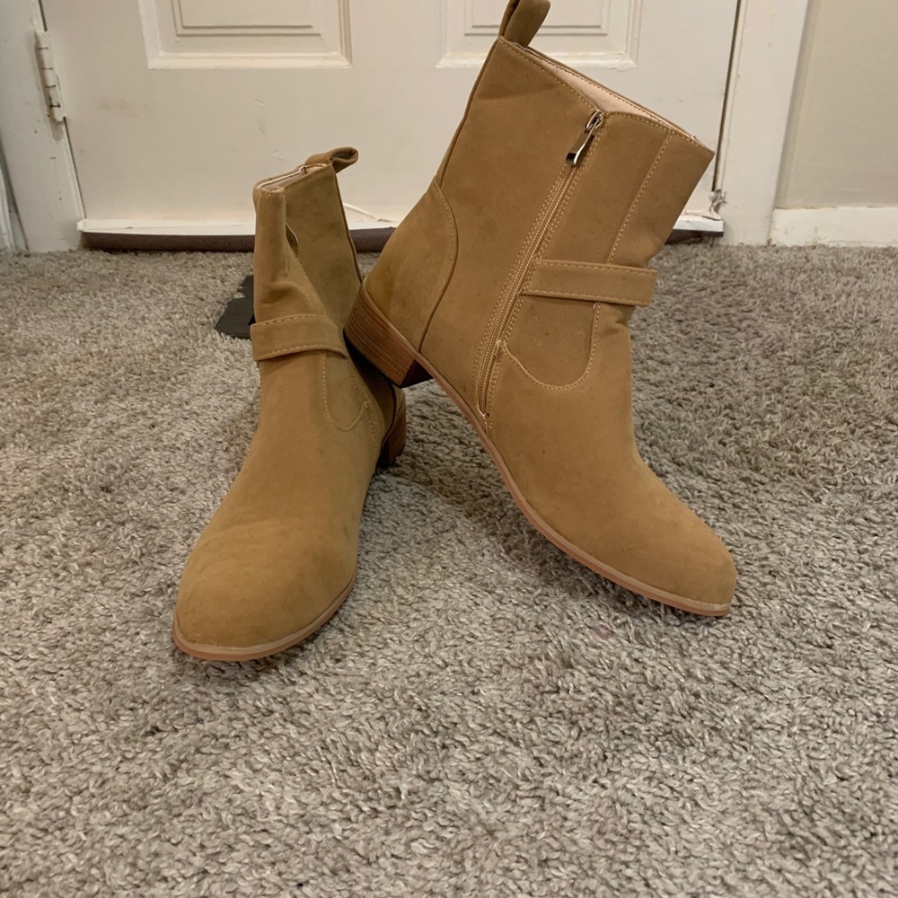 Men’s tan boots with buckle